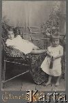 Tadeusz W�adys�aw Redych z siostr� Halin�, ok. 1913 r. (fot. NN; zbiory Archiwum Fotografii O�rodka KARTA, Pogotowie Archiwalne , sygn. OK_02915766 [udost�pni�a El�bieta S�awikowska], http://foto.karta.org.pl/fotokarta/OK_029166.jpg.php).