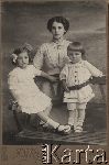 Zamo��, ok. 1913 r. Tadeusz W�adys�aw Redych z matk� Juli� Mari� i siostr� Halin� (fot. J. Strzy�owski; zbiory Archiwum Fotografii O�rodka KARTA, Pogotowie Archiwalne , sygn. OK_02915768 [udost�pni�a El�bieta S�awikowska], http://foto.karta.org.pl/fotokarta/OK_029168.jpg.php).