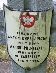 Franciszek Baksalary upami�tniony na imiennej tabliczce epitafijnej na jednej z mogi� zbiorowych kwatery wojennej na cmentarzu parafialnym w Rybnie. Stan z dn. 2 czerwca 2005 r. (fot. Marcin Prengowski).