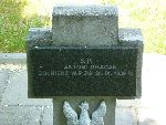 Antoni Dragon upami�tniony (jako Antoni Dragan) na tablicy epitafijnej na jednej z mogi� zbiorowych kwatery wojennej na cm. parafialnym w Rawie Mazowieckiej, ul. Tomaszowska. Stan z dn. 30. 05. 2012 r. (fot. Mariusz Kwapisz).