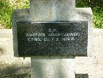 Wac�aw Adamczewski upami�tniony (jako cywil) na tablicy epitafijnej na jednej z mogi� zbiorowych kwatery wojennej na cm. parafialnym w Rawie Mazowieckiej, ul. Tomaszowska. Stan z dn. 30. 05. 2012 r. (fot. Mariusz Kwapisz).