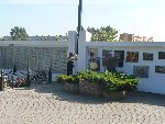 �ciana Pami�ci w obr�bie kwatery wojennej na cmentarzu parafialnym w ��czycy, ul. Kaliska - miejscu poch�wku Mariana Zygmunta Magera. Stan z dn. 27 wrze�nia 2011 r. (fot. udost�pni�: Romuald Olejnik).