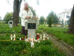 C�rka Halina Jezierska, nad grobem st.sier� Walentego Dziewczy�skiego, we wrze�niu 2013 roku.