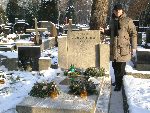 Oleg Andzaurow, kuzyn p�k. Artemiego Andzaurowa na jego grobie na cmentarzu pow�zkowskim (grudzie� 2012).