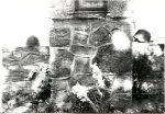 Pomnik wystawiony w pierwotnym miejscu spoczynku Tadeusza Kalinowskiego w D�bsku Nowym. Stan z sierpnia 1971 r. (fot. ze zb. rodzinnych).