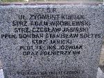 Strz. Adam Wr�blewski upami�tniony na imiennej tablicy epitafijnej na mogile zbiorowej na cm. parafialnym w Bielawach. Stan z dn. 11. 08. 2012 r. (fot. B�a�ej Kucharski).
