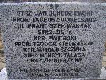 Ppor. Tadeusz Vogelsang upami�tniony na imiennej tablicy epitafijnej na mogile zbiorowej na cm. parafialnym w Bielawach. Stan z dn. 11. 08. 2012 r. (fot. B�a�ej Kucharski).
