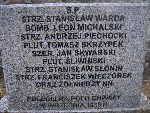 Plut. Tomasz Skrzypek upami�tniony na imiennej tablicy epitafijnej na mogile zbiorowej na cm. parafialnym w Bielawach. Stan z dn. 11. 08. 2012 r. (fot. B�a�ej Kucharski).