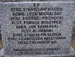 Andrzej Piechocki upami�tniony na zbiorczej imiennej steli epitafijnej na jednej z mogi� zbiorowych kwatery wojennej na cmentarzu parafialnym w Bielawach. Stan z dn. 11 sierpnia 2012 r. (fot. B�a�ej Kucharski).
