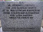 Ppor. Stanis�aw Kucharski upami�tniony na zbiorczej imiennej tablicy epitafijnej na jednej z mogi� zbiorowych kwatery wojennej na cmentarzu parafialnym w Bielawach. Stan z dn. 11 sierpnia 2012 r. (fot. B�a�ej Kucharski).