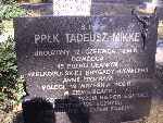Tablica memoratywna upami�tniaj�ca pp�k. Tadeusza Mikke na mogile zbiorowej na cm. parafialnym w Bielawach. Stan z dn. 11. 08. 2012 r. (fot. B�a�ej Kucharski).
