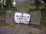 Strz. Leon Szarski upami�tniony na imiennej tablicy epitafijnej na mogile zbiorowej na cm. wojennym w Starym Waliszewie. Stan z dn. 28.08.2012 r. (fot. B�a�ej Kucharski).
