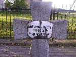 Adam U�a�ski upami�tniony na imiennej tablicy epitafijnej na mogile zbiorowej na cm. wojennym w Starym Waliszewie. Stan z dn. 28.08.2012 r. (fot. B�a�ej Kucharski).
