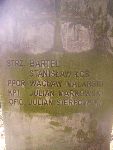 Julian Sierpowski upami�tniony na imiennej tablicy epitafijnej na mogile zbiorowej na cm. wojennym w Kompinie. Stan z dn. 15.09.2012 r. (fot. B�a�ej Kucharski).