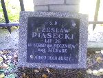 Tablica upami�tniaj�ca strz. Czes�awa Piaseckiego na mogile zbiorowej na cm. wojennym w Kompinie. Stan z dn. 15.09.2012 r. (fot. B�a�ej Kucharski).