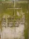 Strz. Henryk Szymaniak upami�tniony na imiennej tablicy epitafijnej na mogile zbiorowej na cm. wojennym w Kompinie. Stan z dn. 15.09.2012 r. (fot. B�a�ej Kucharski).