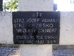 Strz. J�zef Adamus upami�tniony na imiennej tablicy epitafijnej na mogile zbiorowej w obr�bie kwatery wojennej �o�nierzy Wojska Polskiego na cm. parafii rzymskokatolickiej pw. �w. Wawrzy�ca w Kocierzewie P�d. Stan z dn. 22.09.2012 r. (fot. B�a�ej Kucharski).
