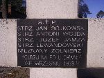 Strz. Lewandowski upami�tniony na imiennej tablicy epitafijnej na mogile zbiorowej w obr�bie kwatery wojennej �o�nierzy Wojska Polskiego na cm. parafii rzymskokatolickiej pw. �w. Wawrzy�ca w Kocierzewie P�d. Stan z dn. 22.09.2012 r. (fot. B�a�ej Kucharski).