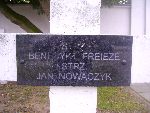 Por. (strz.) Benedykt Frezie (Freieze) upami�tniony na imiennej tablicy epitafijnej na mogile zbiorowej w obr�bie kwatery wojennej �o�nierzy Wojska Polskiego na cm. parafii rzymskokatolickiej pw. �w. Jakuba Aposto�a w Zdunach. Stan z dn. 27.09.2012 r. (fot. B�a�ej Kucharski).
