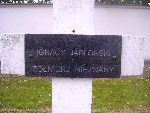 Ignacy Jab�o�ski upami�tniony na imiennej tablicy epitafijnej na mogile zbiorowej w obr�bie kwatery wojennej �o�nierzy Wojska Polskiego na cm. parafii rzymskokatolickiej pw. �w. Jakuba Aposto�a w Zdunach. Stan z dn. 27.09.2012 r. (fot. B�a�ej Kucharski).
