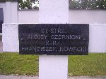 St. strz. Alojzy Czernicki upami�tniony na imiennej tabliczce epitafijnej na jednej z mogi� zbiorowych kwatery wojennej na cmentarzu parafialnym w Zdunach. Stan z dn. 27 wrze�nia 2012 r. (fot. B�a�ej Kucharski).