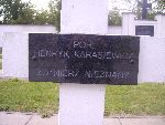 Por. Henryk Karasiewicz upami�tniony na imiennej tablicy epitafijnej na mogile zbiorowej w obr�bie kwatery wojennej �o�nierzy Wojska Polskiego na cm. parafii rzymskokatolickiej pw. �w. Jakuba Aposto�a w Zdunach. Stan z dn. 27.09.2012 r. (fot. B�a�ej Kucharski).

