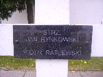 Jan Rynkowski upami�tniony na imiennej tablicy epitafijnej na mogile zbiorowej w obr�bie kwatery wojennej �o�nierzy Wojska Polskiego na cm. parafii rzymskokatolickiej pw. �w. Jakuba Aposto�a w Zdunach. Stan z dn. 27.09.2012 r. (fot. B�a�ej Kucharski).
