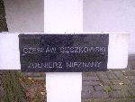 Czes�aw S�czkowski upami�tniony na imiennej tablicy epitafijnej na mogile zbiorowej w obr�bie kwatery wojennej �o�nierzy Wojska Polskiego na cm. parafii rzymskokatolickiej pw. �w. Jakuba Aposto�a w Zdunach. Stan z dn. 27.09.2012 r. (fot. B�a�ej Kucharski).