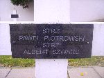 Pawe� Piotrowski upami�tniony na imiennej tablicy epitafijnej na mogile zbiorowej w obr�bie kwatery wojennej �o�nierzy Wojska Polskiego na cm. parafii rzymskokatolickiej pw. �w. Jakuba Aposto�a w Zdunach. Stan z dn. 27.09.2012 r. (fot. B�a�ej Kucharski).