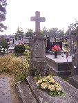 Gr�b rodze�stwa Zachar�w na cmentarzu parafialnym w Bielawach. Stan z dn. 29. 09. 2012 r. (fot. B�a�ej Kucharski).
