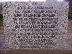 Tadeusz Betnerowicz upami�tniony (jako Tadeusz Betnarowicz) na zbiorczej imiennej steli epitafijnej na jednej z mogi� zbiorowych kwatery wojennej na cmentarzu parafialnym w Bielawach. Stan z dn. 29 wrze�nia 2012 r. (fot. B�a�ej Kucharski).