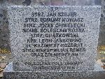 Kpr. Leon Jankowski upami�tniony na imiennej tablicy epitafijnej na mogile zbiorowej w obr�bie kwatery wojennej �o�nierzy Wojska Polskiego na cm. parafii rzymskokatolickiej pw. Nawiedzenia Naj�wi�tszej Marii Panny i �w. J�zefa w Bielawach. Stan z dn. 29.09.2012r. (fot. B�a�ej Kucharski).
