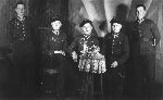 Piotr Klew�yc (siedzi pierwszy z lewej) w towarzystwie �o�nierzy 64 pu�ku piechoty, m.in. Sergiusza Szkuta i Grzegorza Mroczkowskiego (siedz� z prawej) z rodzinnej wsi Sienkiewicze; Grudzi�dz, 1938-1939 r. (fot. ze zb. rodzinnych).