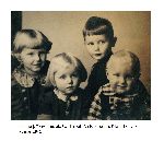 Teresa i Edward, osierocone dzieci Edwarda �uczaka, wraz z Ew� i Andrzejem, ich rodze�stwem stryjecznym (fot. ze zb. rodzinnych).