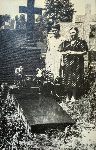 Maria Paszkiewicz wraz z c�rk� przy grobie swojego brata, por. Kazimierza Adamowicza, na Cmentarzu Br�dnowskim w Warszawie (fot. ze zb. rodzinnych).