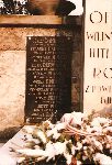 Zygmunt G�OWACKI upami�tniony na tablicy wmontowanej w mur pomnika wystawionego w obr�bie kwatery wojennej na cm. parafialnym w Gostyninie