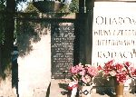 Zygmunt G�OWACKI upami�tniony na tablicy wmontowanej w mur pomnika wystawionego w obr�bie kwatery wojennej na cm. parafialnym w Gostyninie