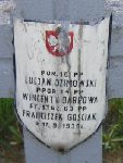 Lucjan Osimowicz upami�tniony (jako Lucjan Ozimowski) na imiennej tabliczce epitafijnej na jednej z mogi� zbiorowych kwatery wojennej na cmentarzu parafialnym w Rybnie. Stan z dn. 2 czerwca 2005 r. (fot. Marcin Prengowski).