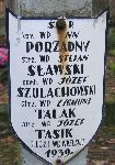 Stefan S�awski upami�tniony na imiennej tabliczce epitafijnej na jednej z mogi� zbiorowych cmentarza wojennego w Radziwi�ce. Stan z dn. 25. 12. 2004 r. (fot. Marcin Prengowski).