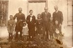 W�adys�aw Ma�uszy�ski (drugi z prawej) wraz z rodze�stwem (od lewej: Stanis�awem, Kazimier� i Boles�awem) i bratankami w Radoszewicach w 1938 r. (archiwum rodzinne).