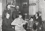 Bohdan Paszko (stoi z lewej) w gronie rodzinnym, obok ojca Ryszarda (stoi z prawej), matki Lidii, J�zefa, Haliny i babci od strony matki (siedz� kolejno od prawej) (fot. ze zb. rodzinnych).