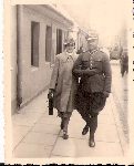 Plut. Roman �akomy z �on� Stefani� na ul. Sienkiewicza w Pleszewie, lata 30. XX w. (fot. ze zb. rodzinnych).