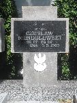 Strz. Czes�aw Mendelewski upami�tniony na imiennej tablicy epitafijnej na mogile zbiorowej w obr�bie kwatery wojennej �o�nierzy Wojska Polskiego na cmentarzu parafialnym w Woli Cyrusowej. Stan z dn. 21.09.2013r. (fot. B�a�ej Kucharski).