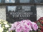 Ppor. W�odzimierz Tokarski upami�tniony na imiennej tablicy epitafijnej na obelisku w obr�bie kwatery wojennej �o�nierzy Wojska Polskiego na cmentarzu parafialnym w Woli Cyrusowej. Stan z dn. 21.09.2013r. (fot. B�a�ej Kucharski).
