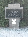 Kpr. pchor. Kazimierz Pu�awski upami�tniony na imiennej tablicy epitafijnej na mogile zbiorowej w obr�bie kwatery wojennej �o�nierzy Wojska Polskiego na cmentarzu parafialnym w Woli Cyrusowej. Stan z dn. 21.09.2013r. (fot. B�a�ej Kucharski).