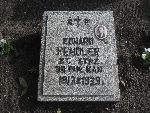 St. strz. Edward Hendler upami�tniony na tablicy na mogile zbiorowej w obr�bie kwatery wojennej �o�nierzy Wojska Polskiego na cmentarzu parafialnym w Dmosinie.                    Stan z dn. 19.10.2013r. (fot. B�a�ej Kucharski).