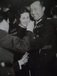 Mjr Stanis�aw Hrycek w ta�cu z �on� Mart� podczas zabawy karnawa�owej, Pozna�, zima 1938/1939 r. (fot. za: B. Kruszy�ski, Kariery oficer�w w II Rzeczypospolitej, Pozna� 2011, udost�pni�: B�a�ej Kucharski).