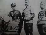 Pp�k. Ludwik Sawicki (z prawej) w towarzystwie gen. bryg. Romana Abrahama (w �rodku) i rtm. Andrzeja de Myszki Cho�oniewskiego-Kost�rkiewicza (z lewej) w dniu 14 wrze�nia w trakcie wyboru stanowisk ogniowych dla 7 dywizjonu artylerii konnej w Marysinie nad doln� Bzur� (fot. za: Abraham R., Wspomnienia wojenne znad Warty i Bzury, Warszawa 1969).