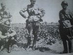 Pp�k Ludwik Sawicki (pierwszy z prawej), dow�dca 7 dywizjonu artylerii konnej, z oficerami dywizjonu (fot. za: Abraham R., Wspomnienia wojenne znad Warty i Bzury, wyd. II popr., Warszawa 1990). 