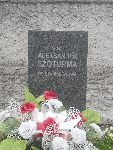 Strz. Aleksander Szoturma upami�tniony na jednej z tablic nagrobnych mogi�y zbiorowej na cmentarzu parafii rzymskokatolickiej pw. �w. Wojciecha w M�kolicach. Stan z dn. 02. 05. 2015 r. (fot. B�a�ej Kucharski).